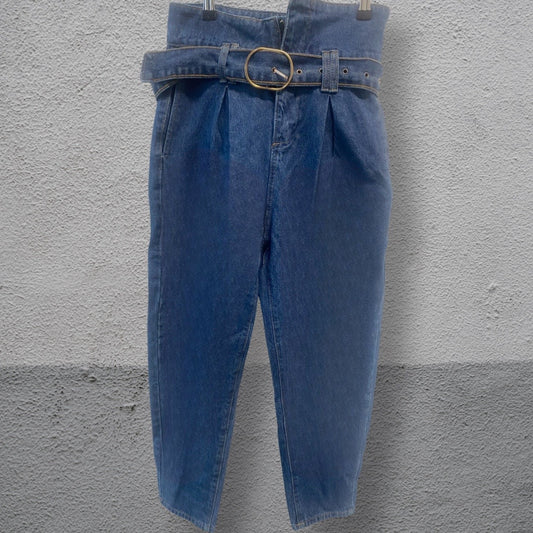 MID BLUE BELTED TAPERED JEAN